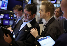 Chứng khoán Mỹ mất điểm vì cổ phiếu AI quá đắt, giá dầu đi xuống vì khả năng thừa cung