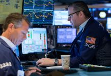 Chứng khoán Mỹ xanh rực dù Venezuela bất ổn, giá dầu tăng 1 USD/thùng