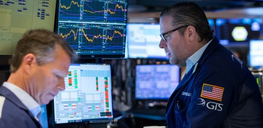 S&P 500 giảm phiên thứ hai, Bitcoin chưa dừng rơi, dầu thô leo thang vì yếu tố địa chính trị